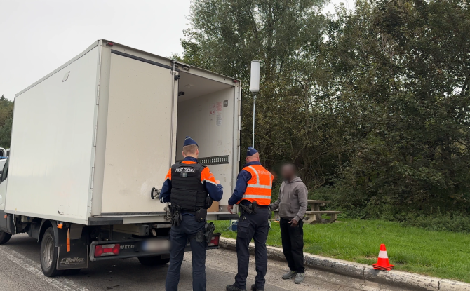 La police fédérale lutte contre les passeurs en organisant un grand contrôle sur la E40