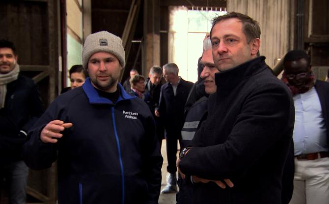Visite de terrain du commissaire européen à l'agriculture dans une ferme laitière à Weywertz