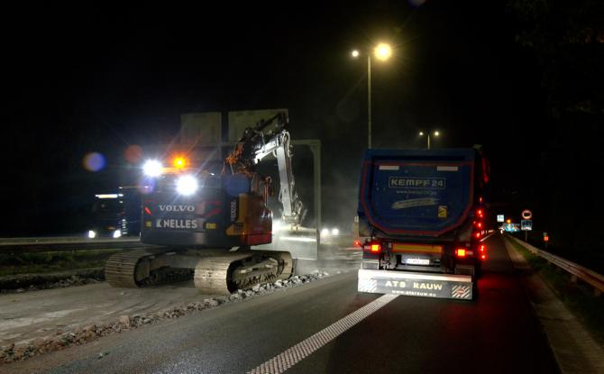 Travail de nuit sur le chantier du Laboru sur l'autoroute