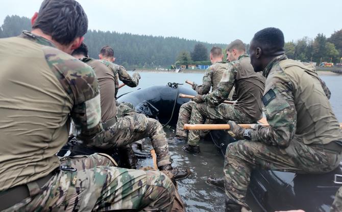 Robertville: les Lignards de Spa en immersion dans le lac...