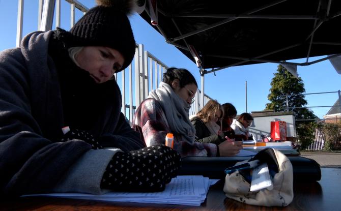 Des corrections à l'extérieur pour rendre le travail des enseignants visible