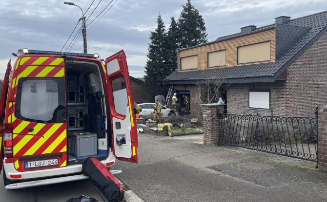 Incendie à Thimister-Clermont : une voiture en flammes touche une habitation