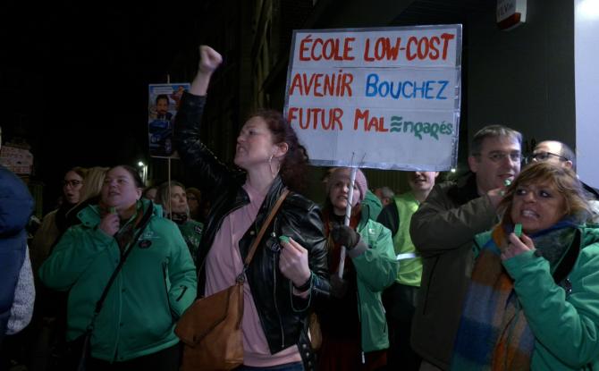 Maxime Prévot confronté à la grogne des enseignants devant le Théâtre du Peigné