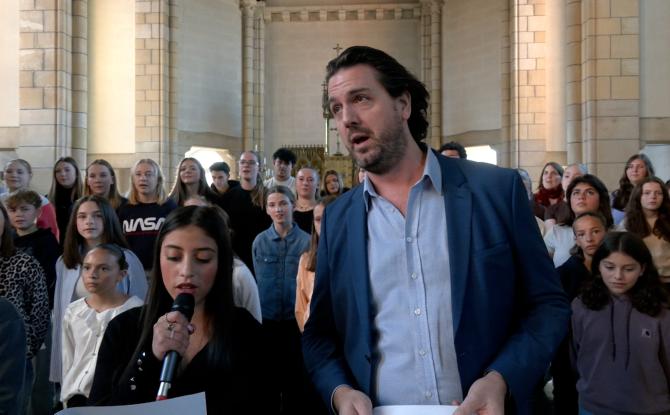 Sébastien Parotte chante Noël avec un chœur d'enfants