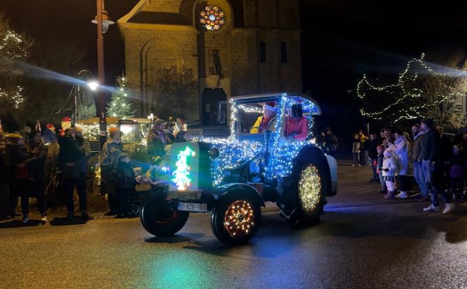 À Ondenval, la parade des tracteurs illumine le village