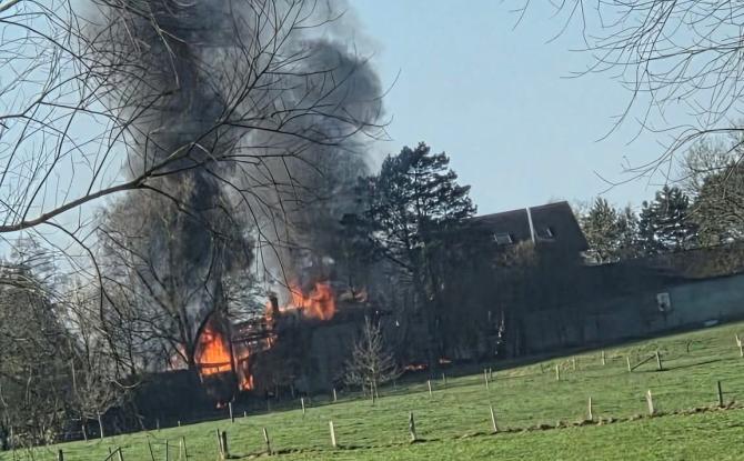 Important incendie à Welkenraedt, 46 pompiers et 16 véhicules sur place