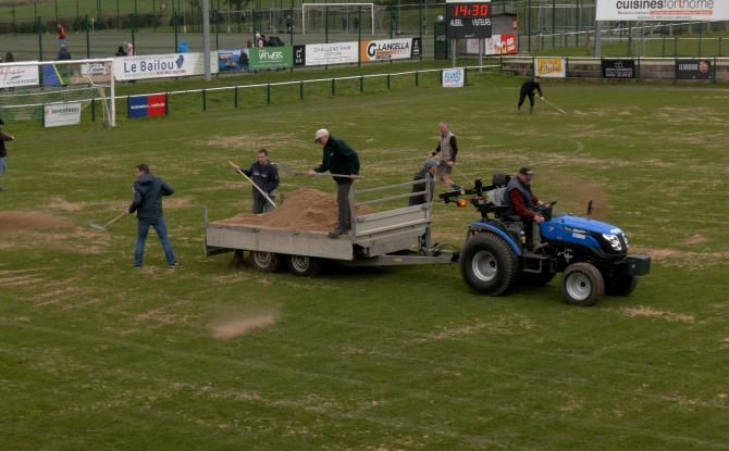 Solidarité à Aubel : une vingtaine de bénévoles mobilisés pour sauver le terrain du club