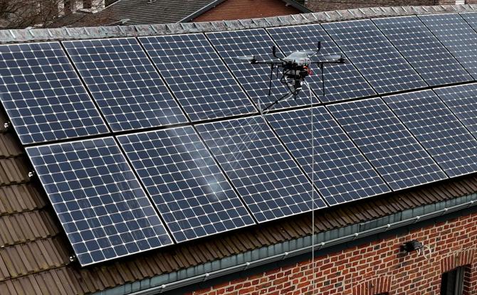 Des drones pour nettoyer les toits