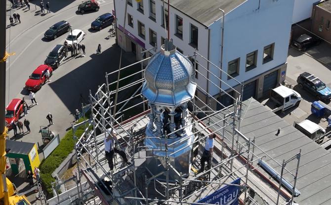 Opération spectaculaire: le campanile remis en place sur l'Hôtel de Ville