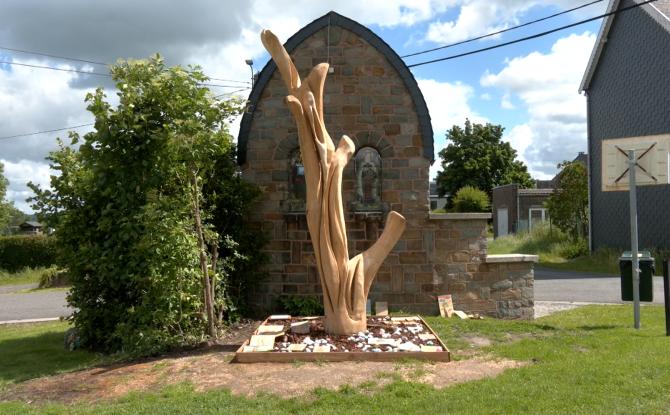 Charneux : le chêne centenaire de Renouprez renaît à travers une sculpture