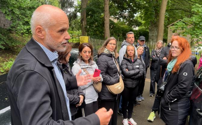 Des enseignants interpellent Charles Gardier à son domicile